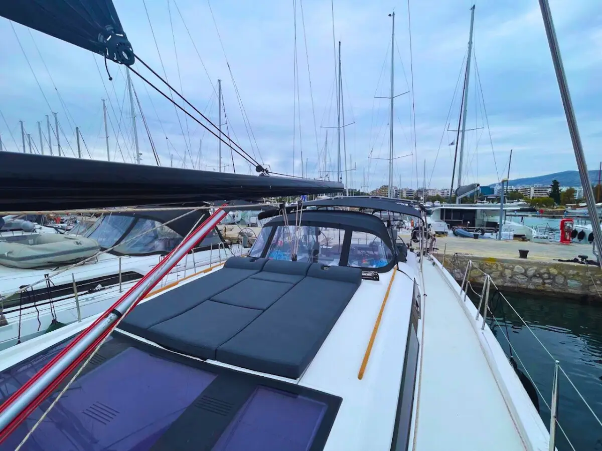 Captain Leo, Interior image