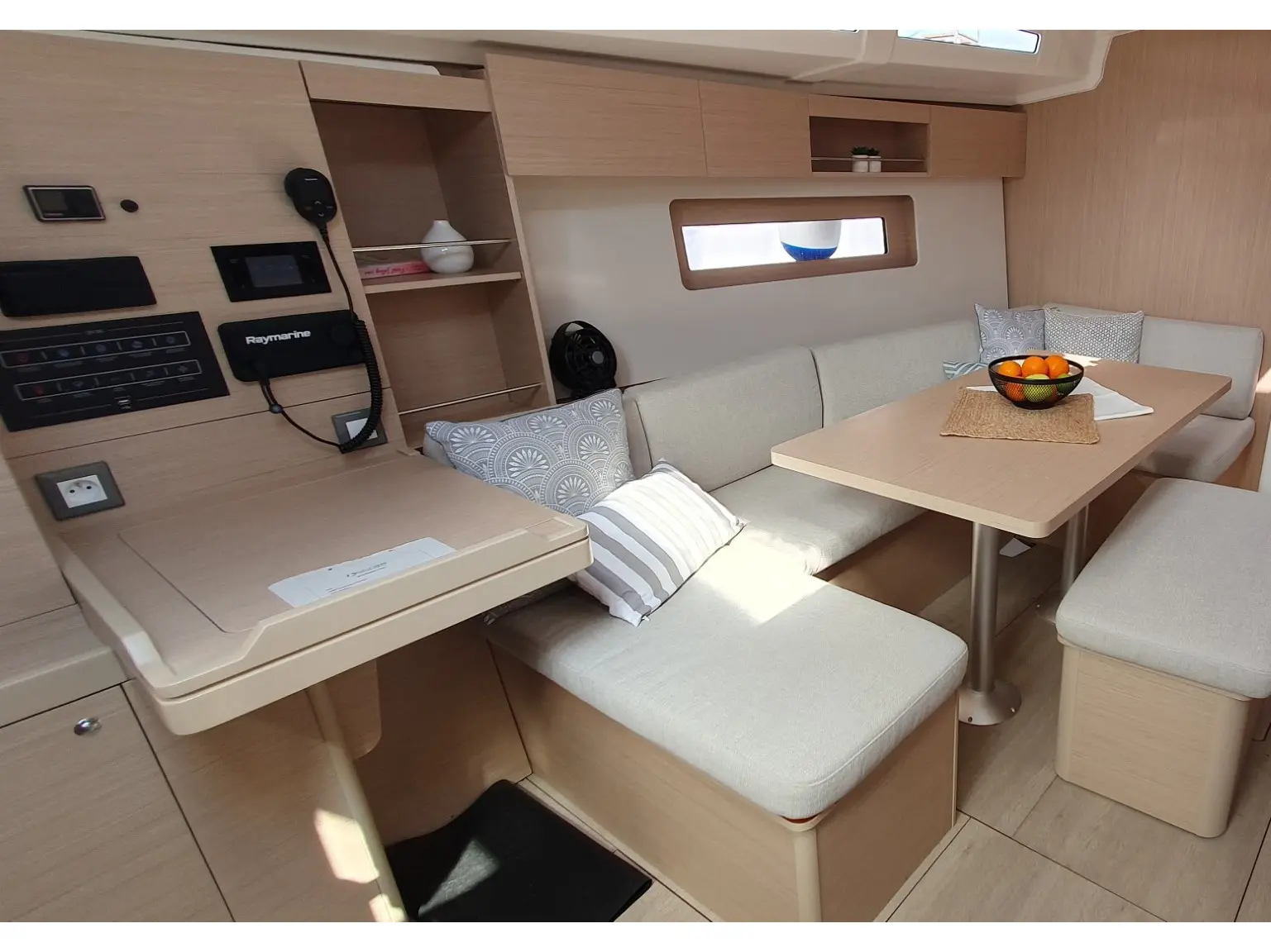BREEZE, Interior image