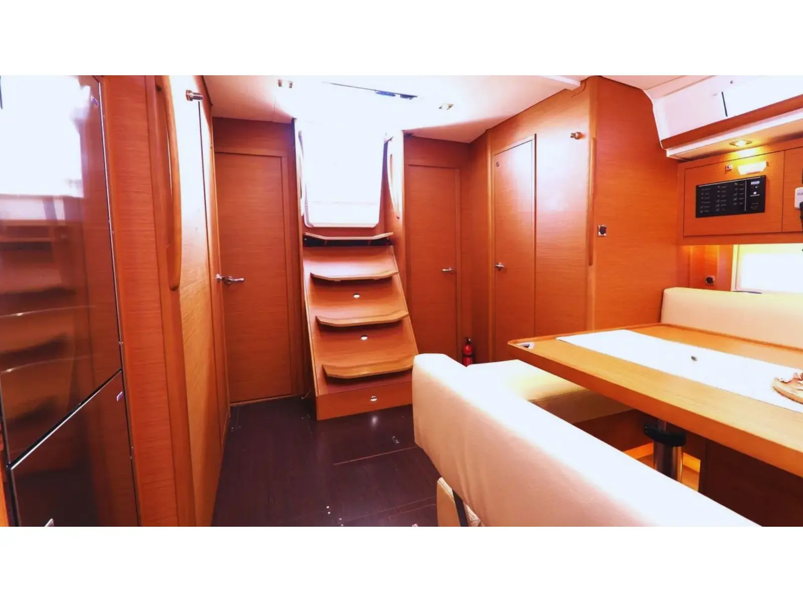 GRAZIA, Interior image