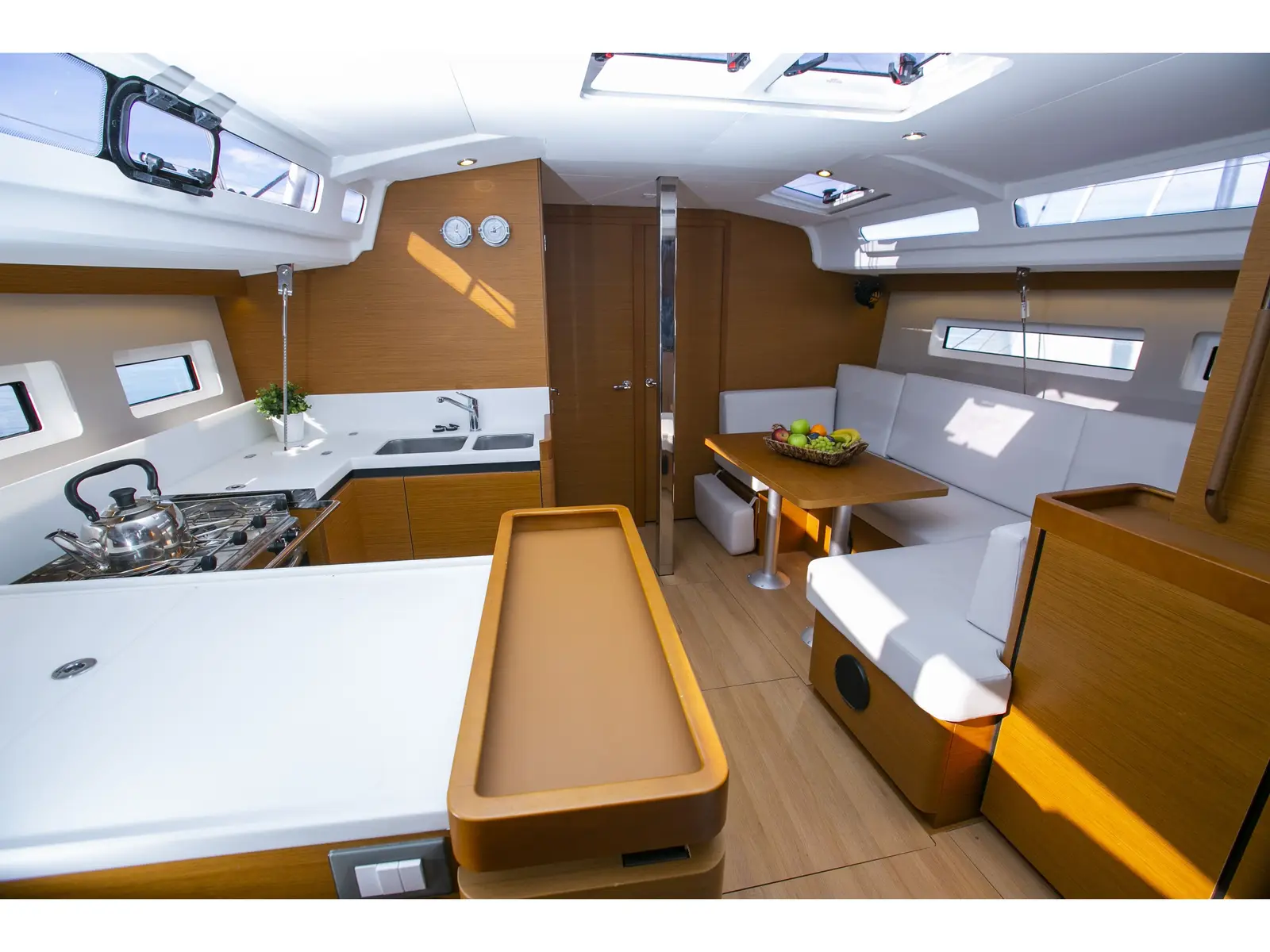 ENDEAVOUR, Interior image