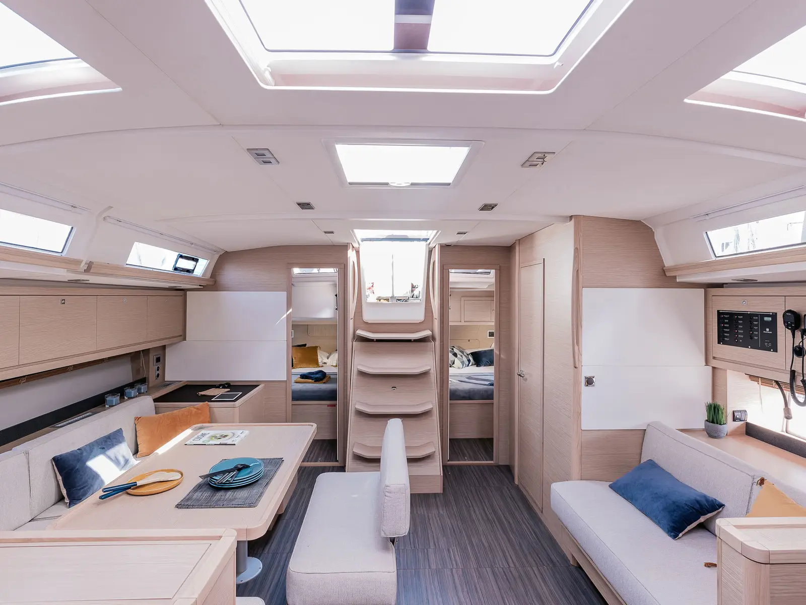 Luna, Interior image