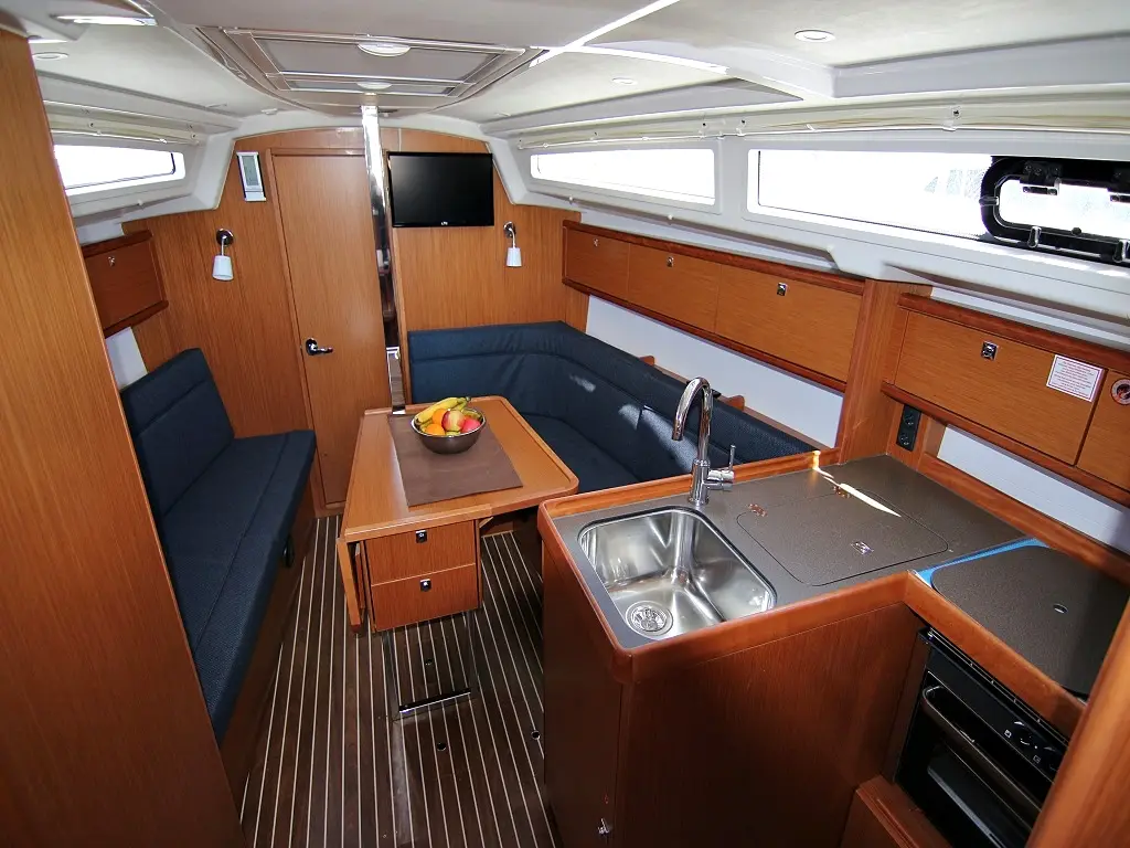 BELLA, Interior image