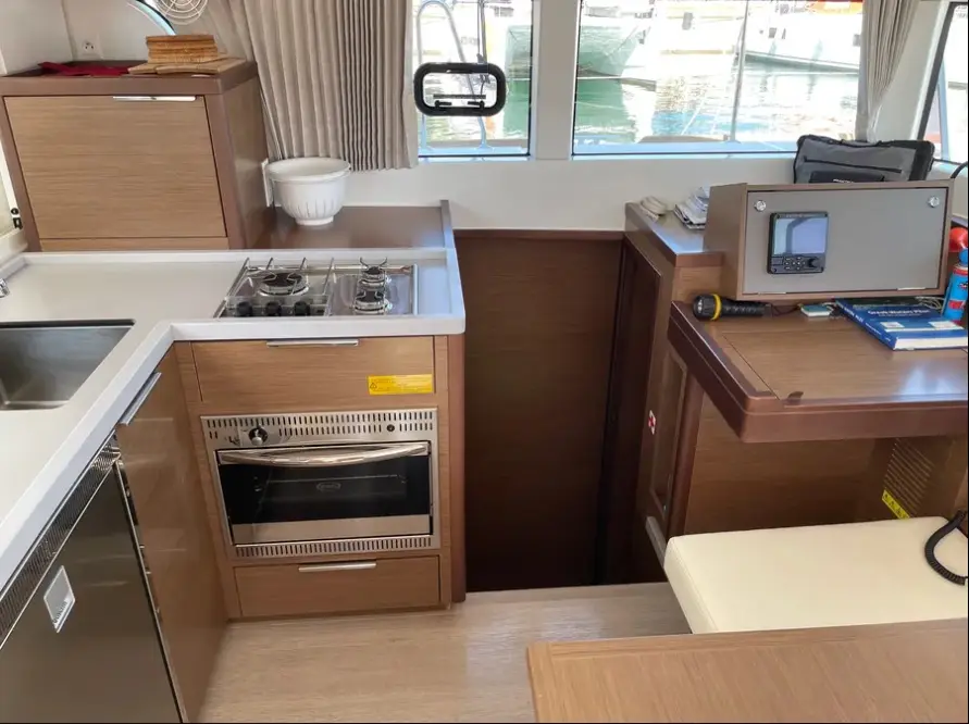 BONOBO, Interior image