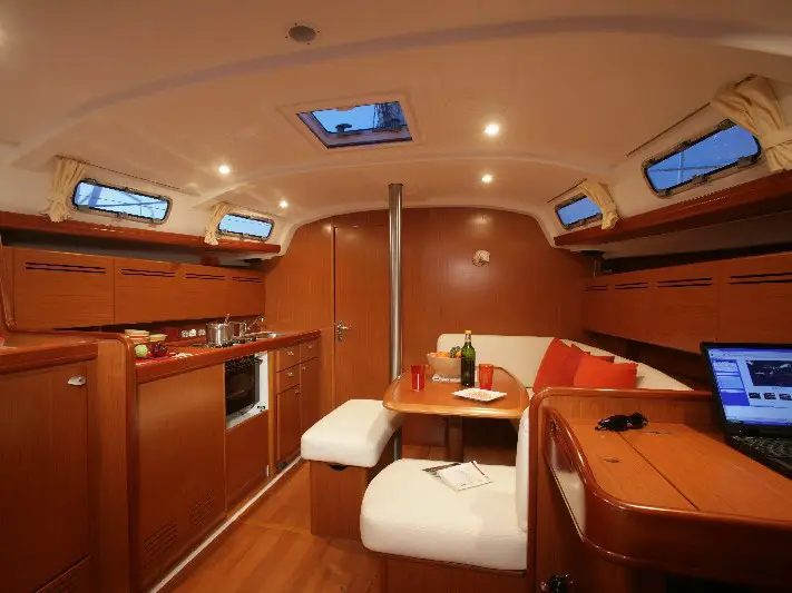 Via col Vento, Interior image