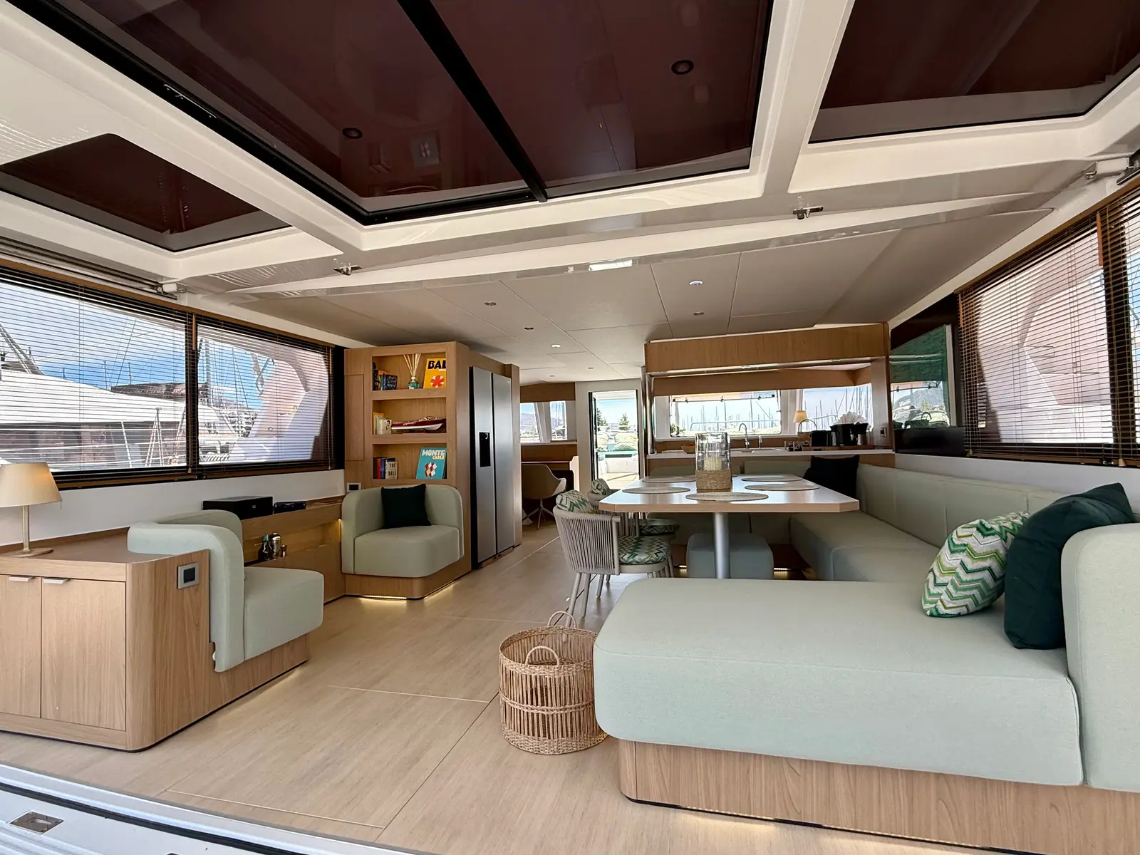 Romar V, Interior image
