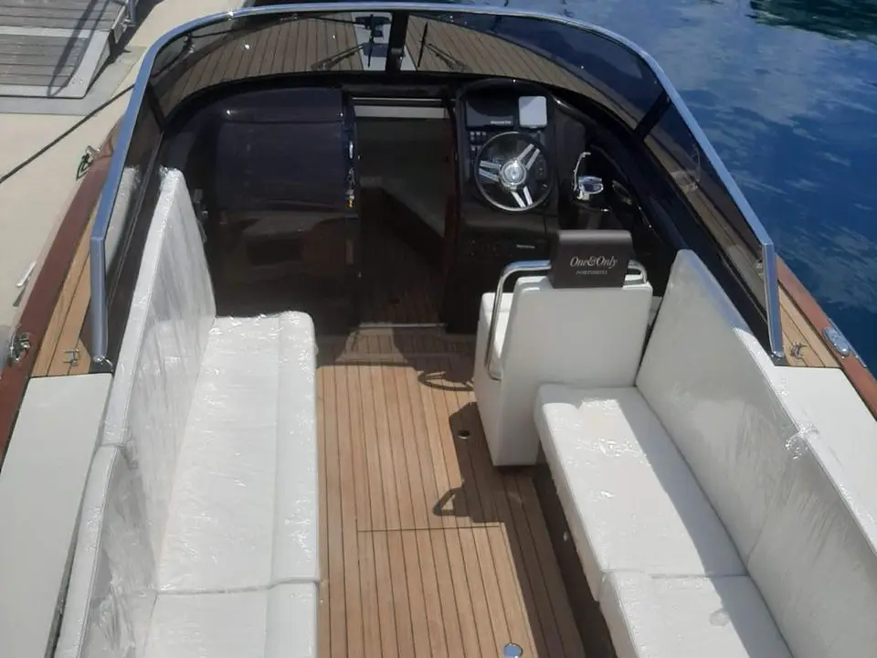 Nera, Interior image