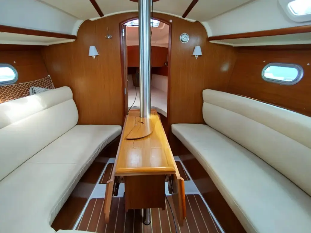 Jami 3, Interior image