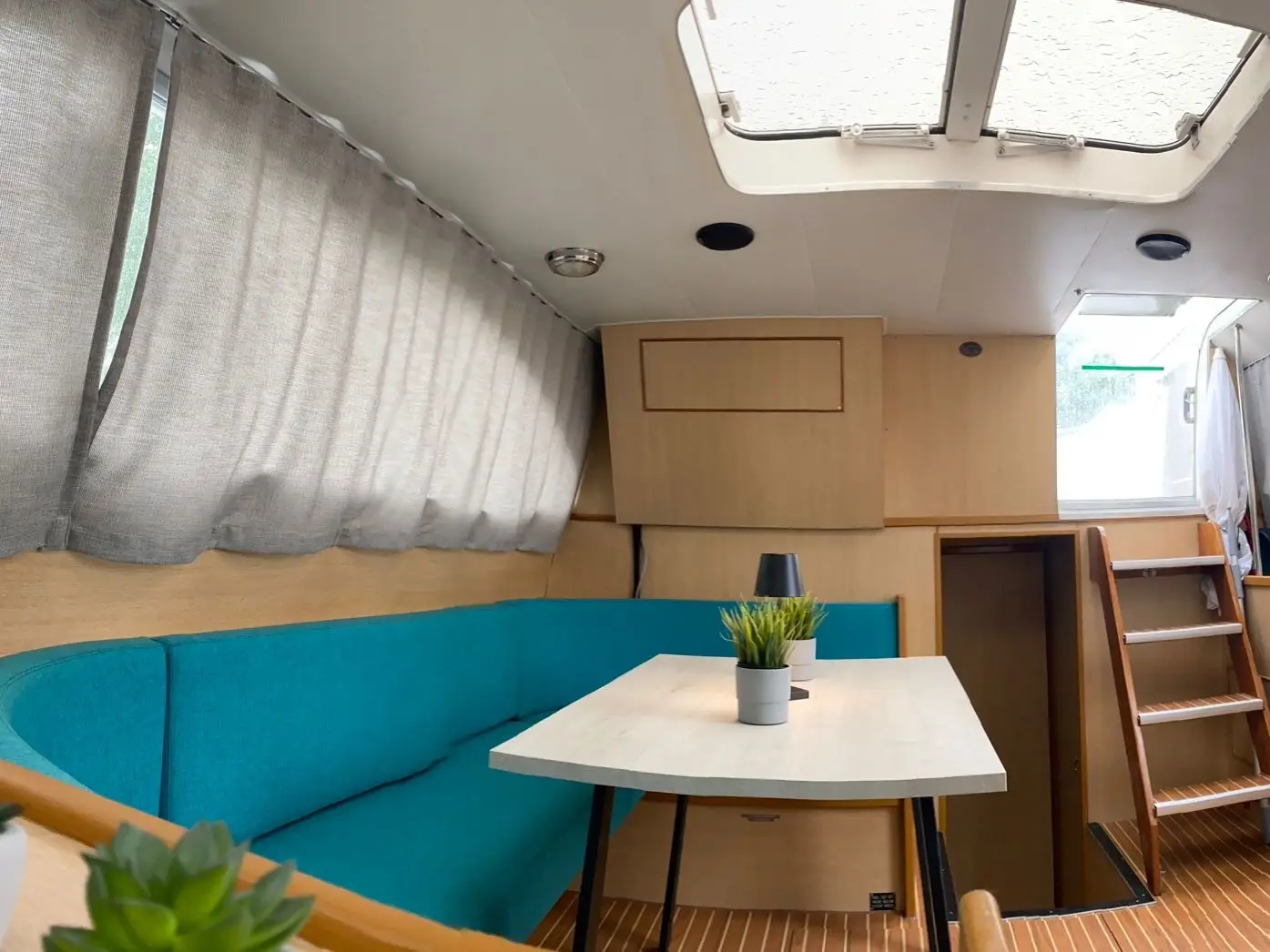2402, Interior image
