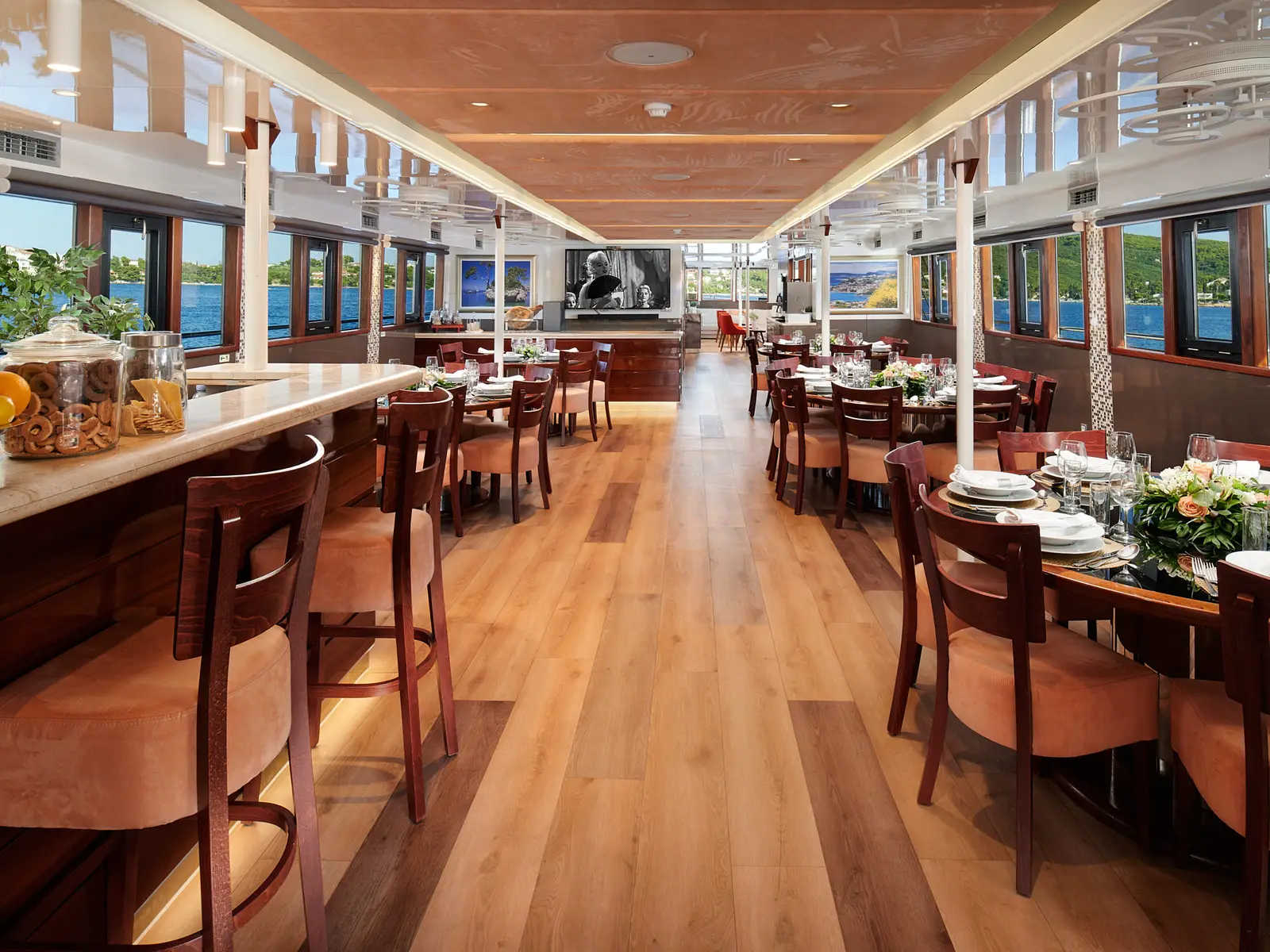 Queen Eleganza, Interior image