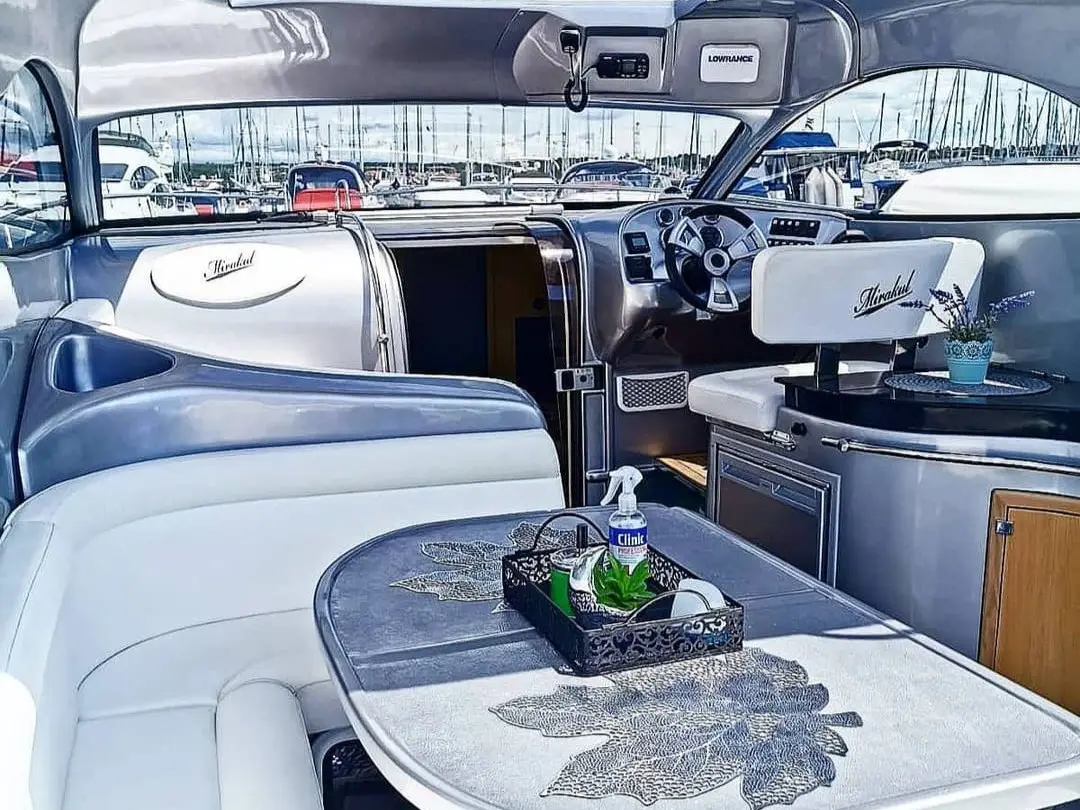 MAX  2, Interior image