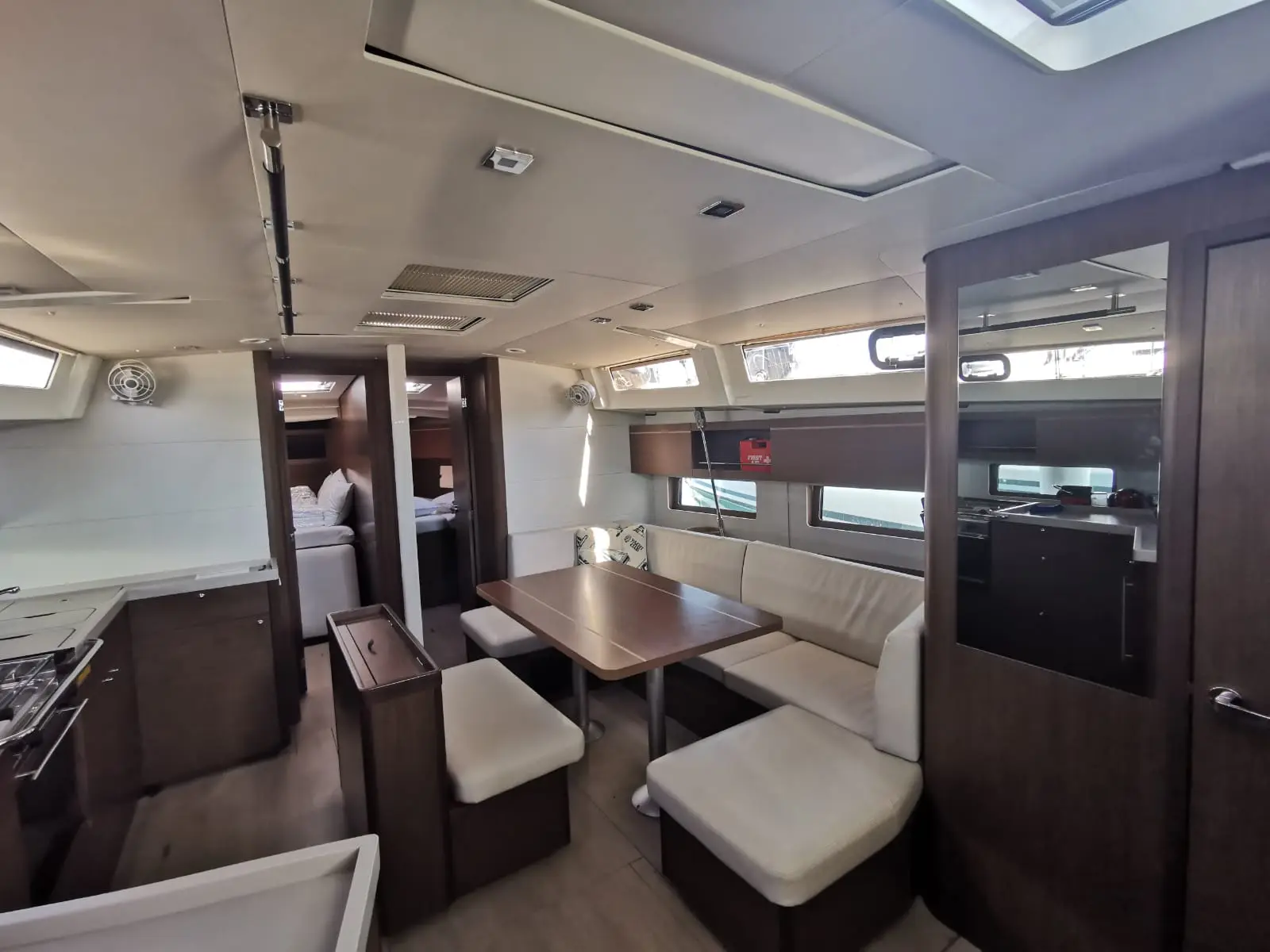 GKILIA MARE, Interior image