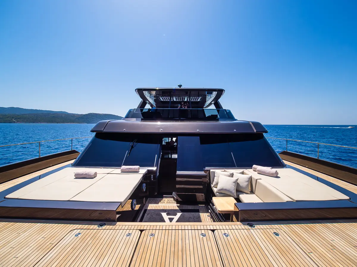 AMBER ONE , photograph 10