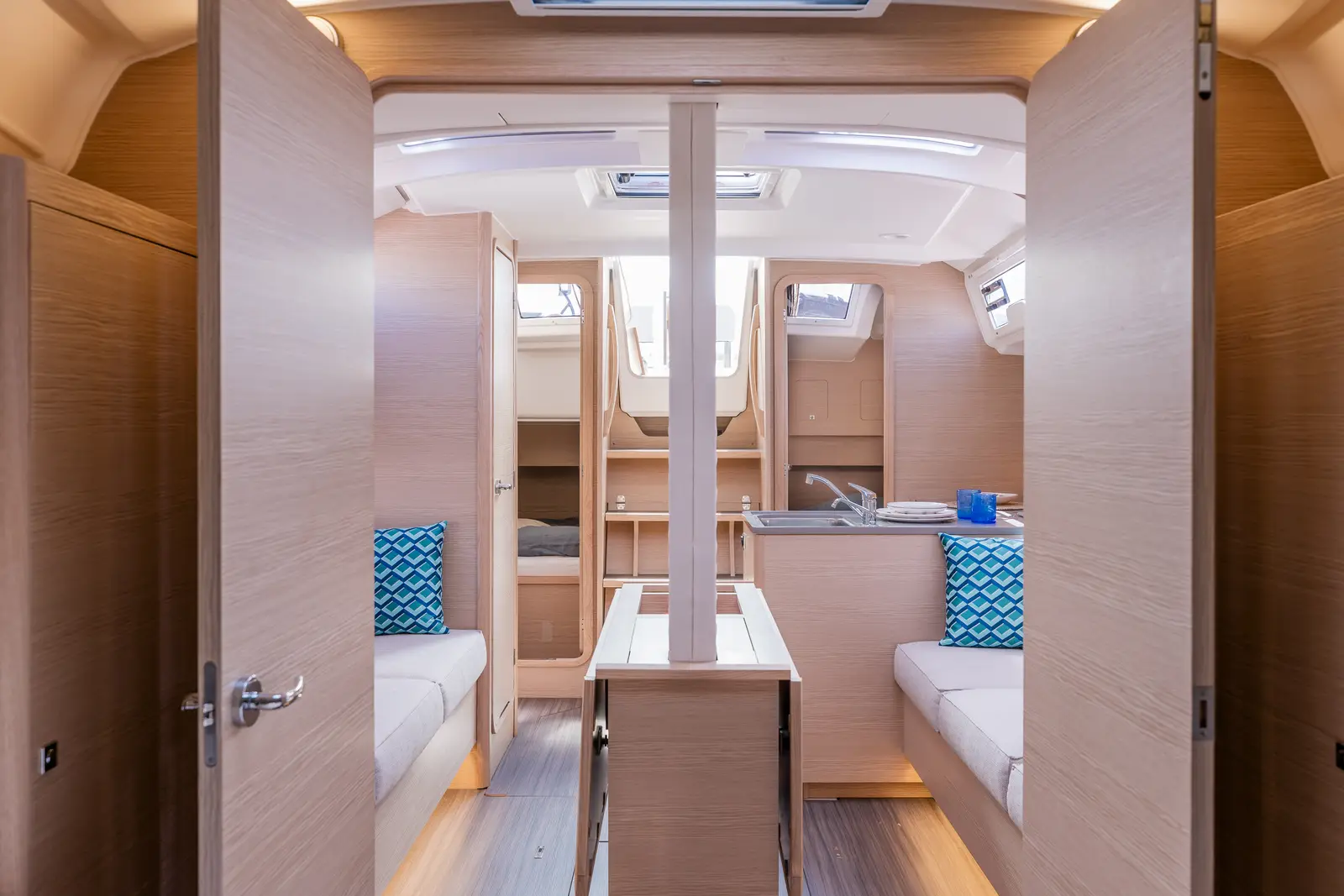 Sunsail 37.3 Premium Plus, photograph 8