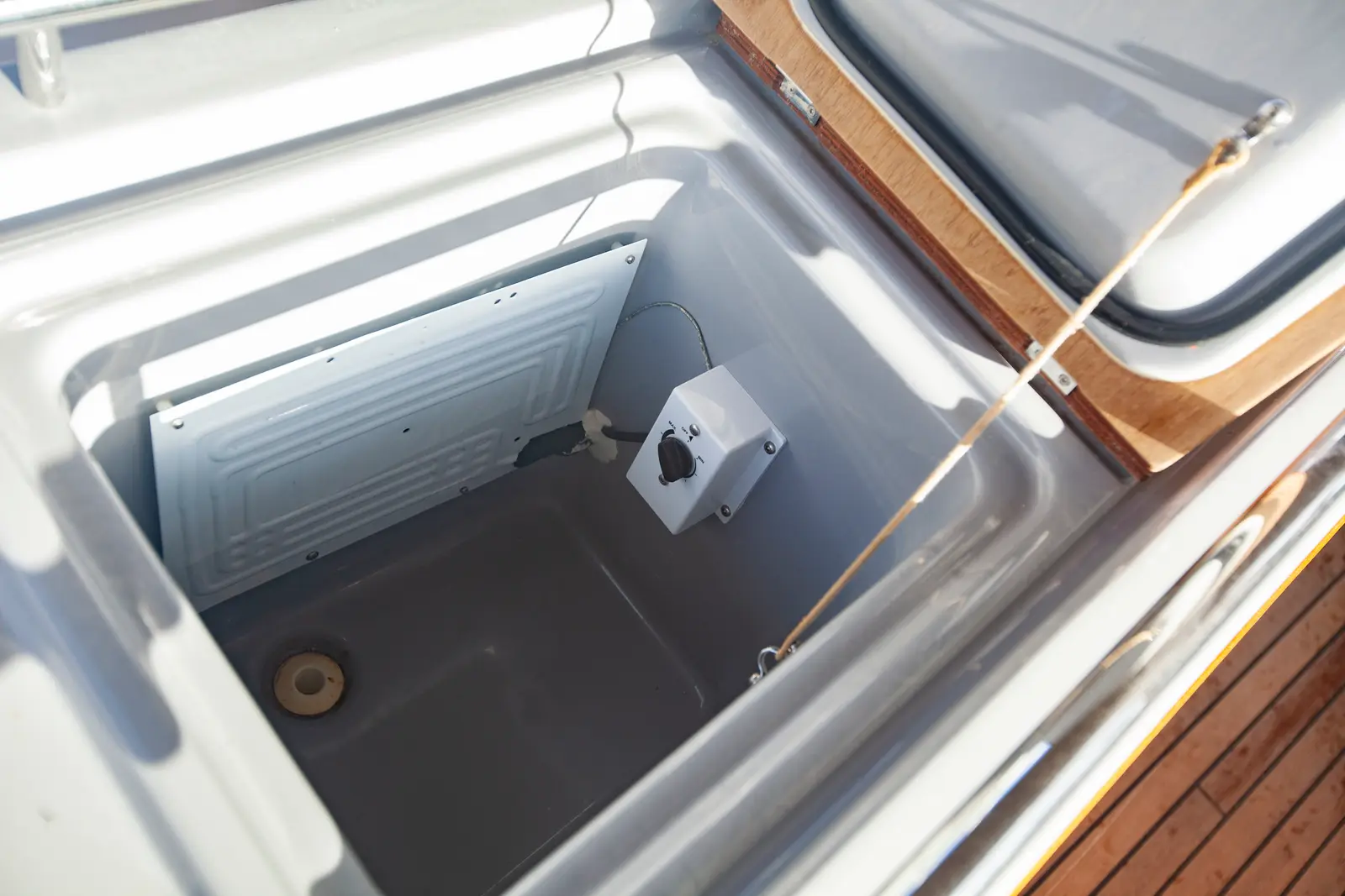 Hande, Cockpit Fridge