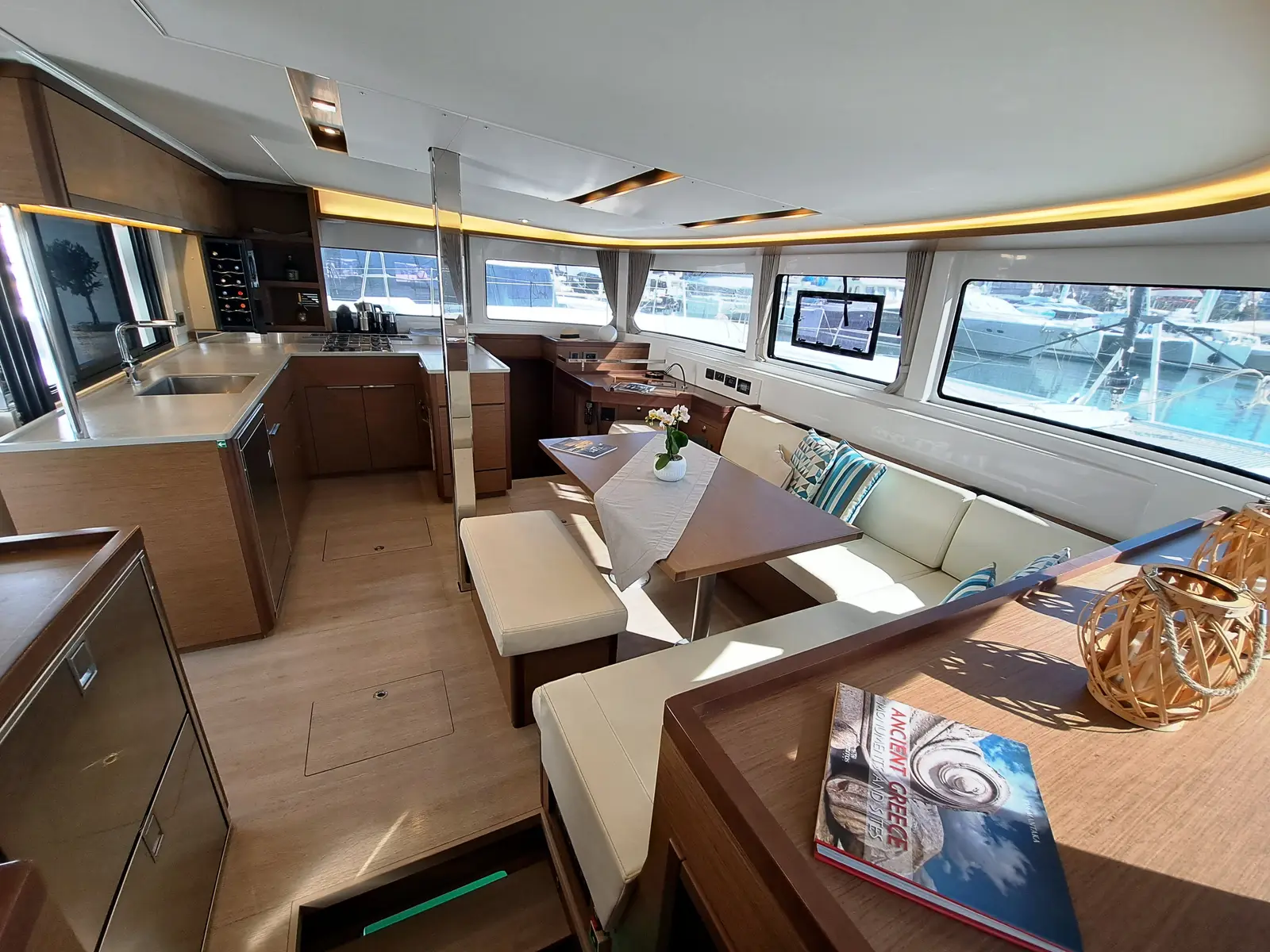 OMNIA , Interior image
