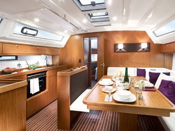 Miber Ahren, Interior image