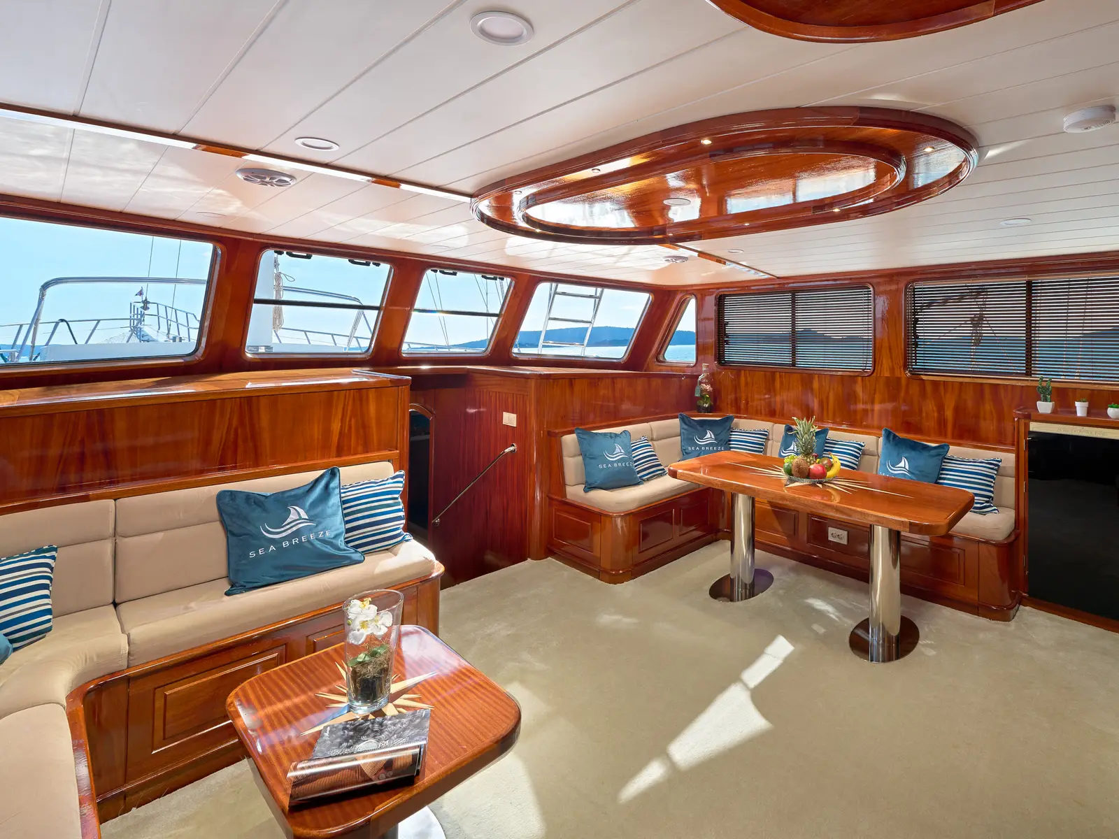 SEA BREEZE, Interior image