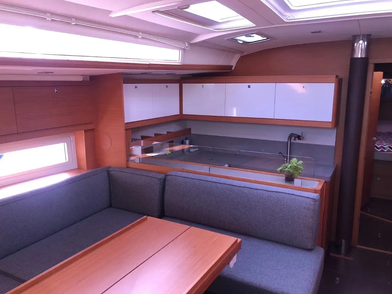 Saro, Interior image