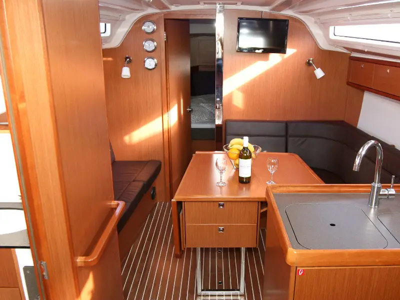 Bibi, Interior image