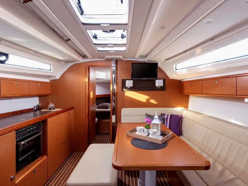 NINA, Interior image