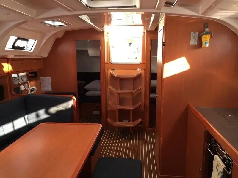Dioni, Interior image