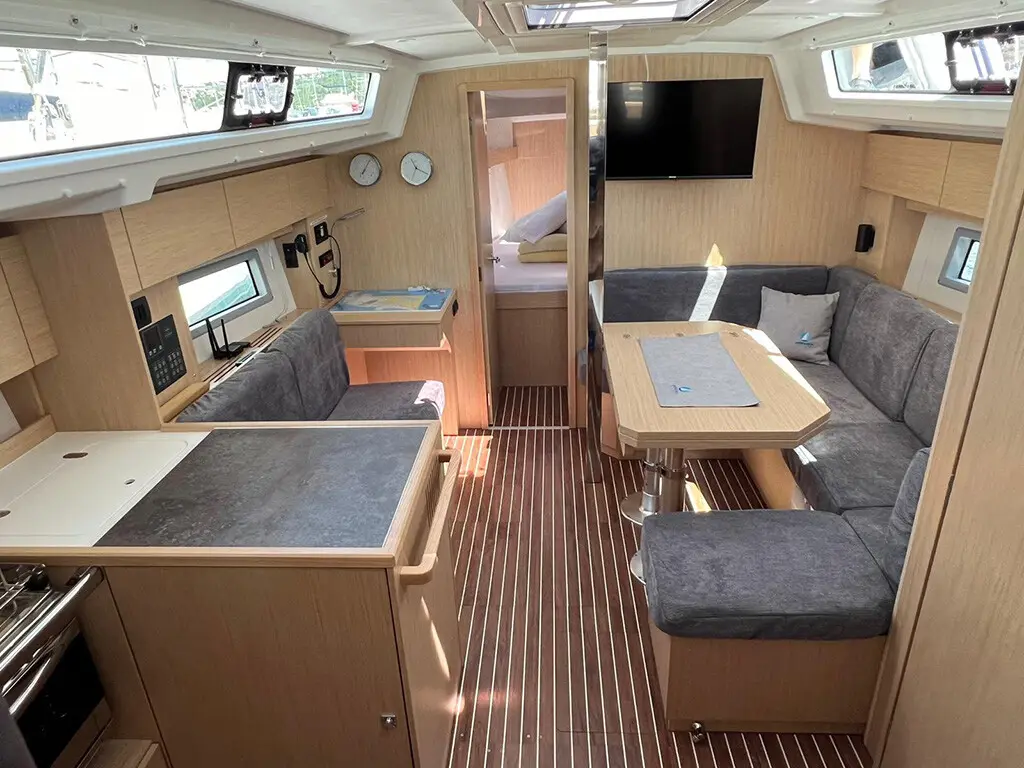 Moya, Interior image