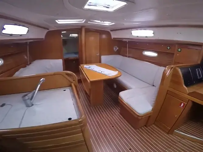 Alexandros I, Interior image