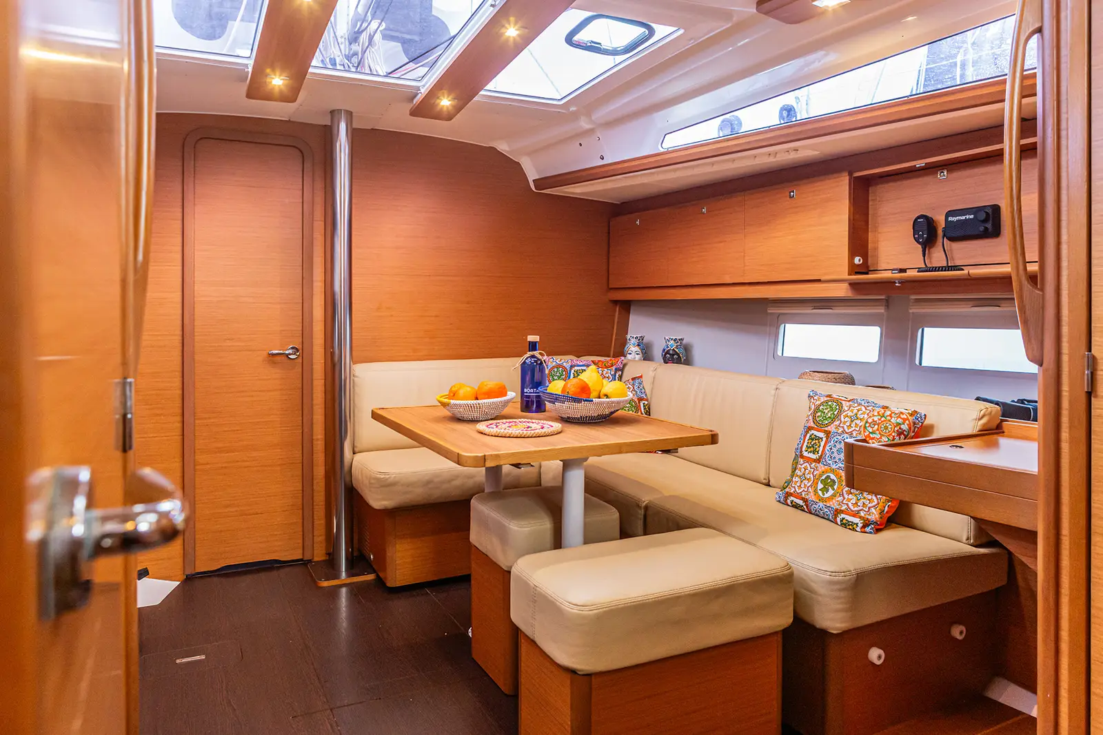 Sympathy Planet, Interior image