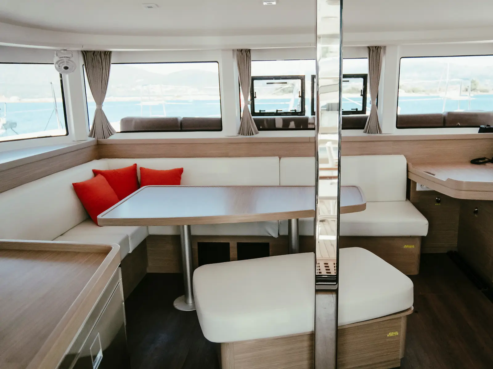 Acantha, Interior image