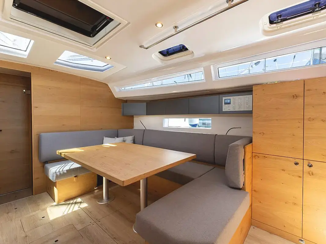 SUPREME, Interior image