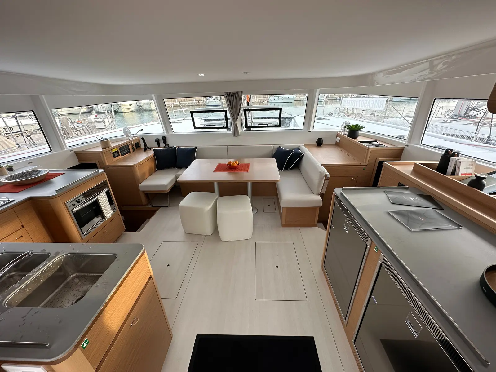 EnGioY, Interior image