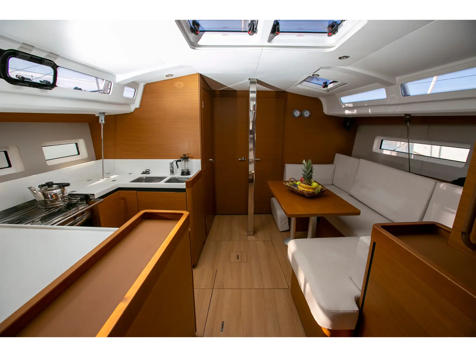 HOMESICK GEORGE, Interior image