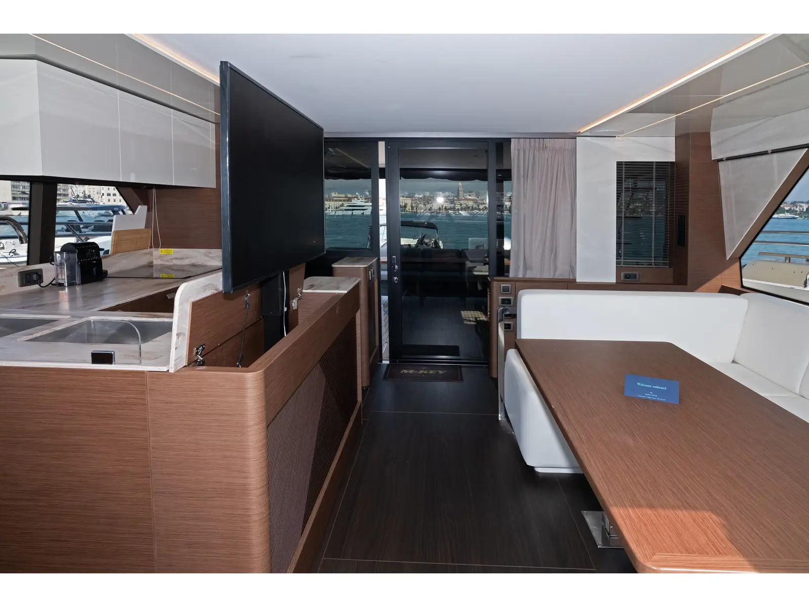 M-Key, Interior image