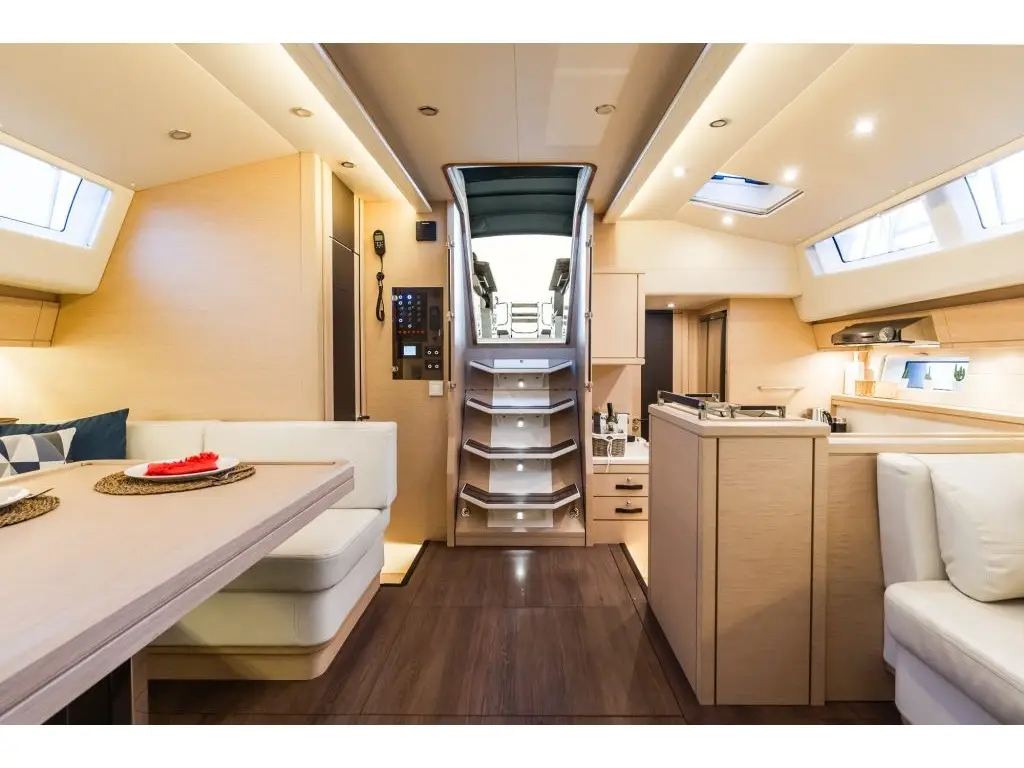 LIFE TIME, Interior image