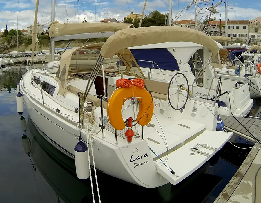 Lara, Dufour 335 GL cockpit