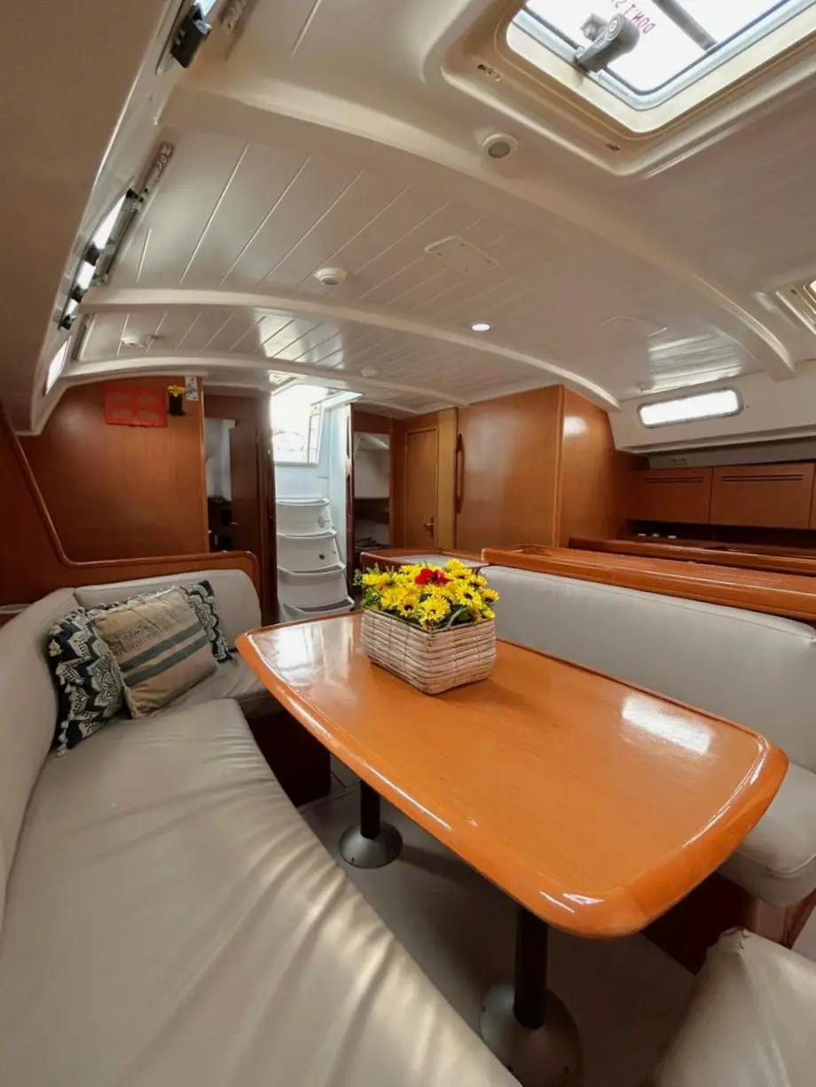 Leonidas, Interior image
