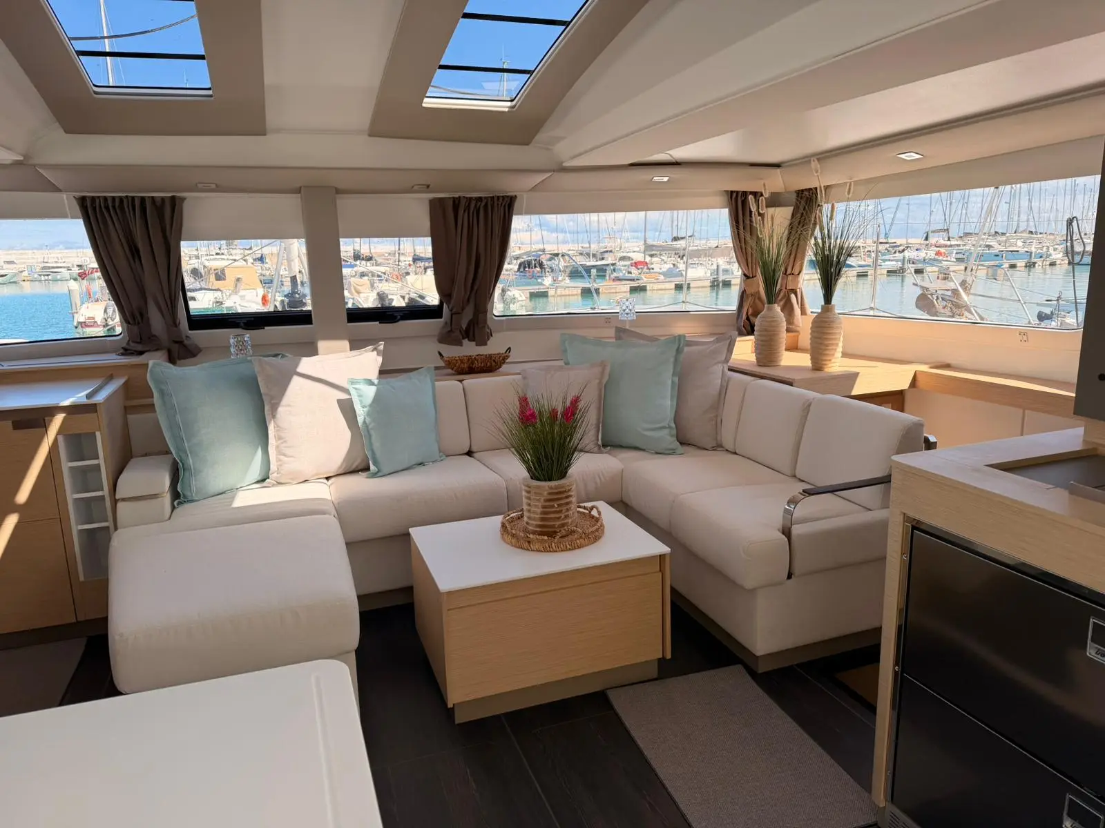 BLU DOLPHIN, Interior image