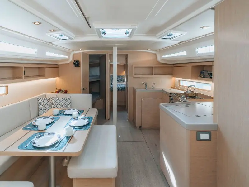 Neda, Interior image
