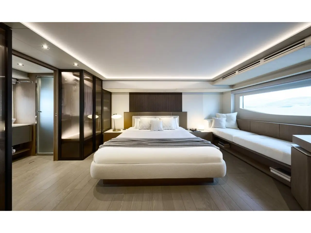 Premium +, Interior image