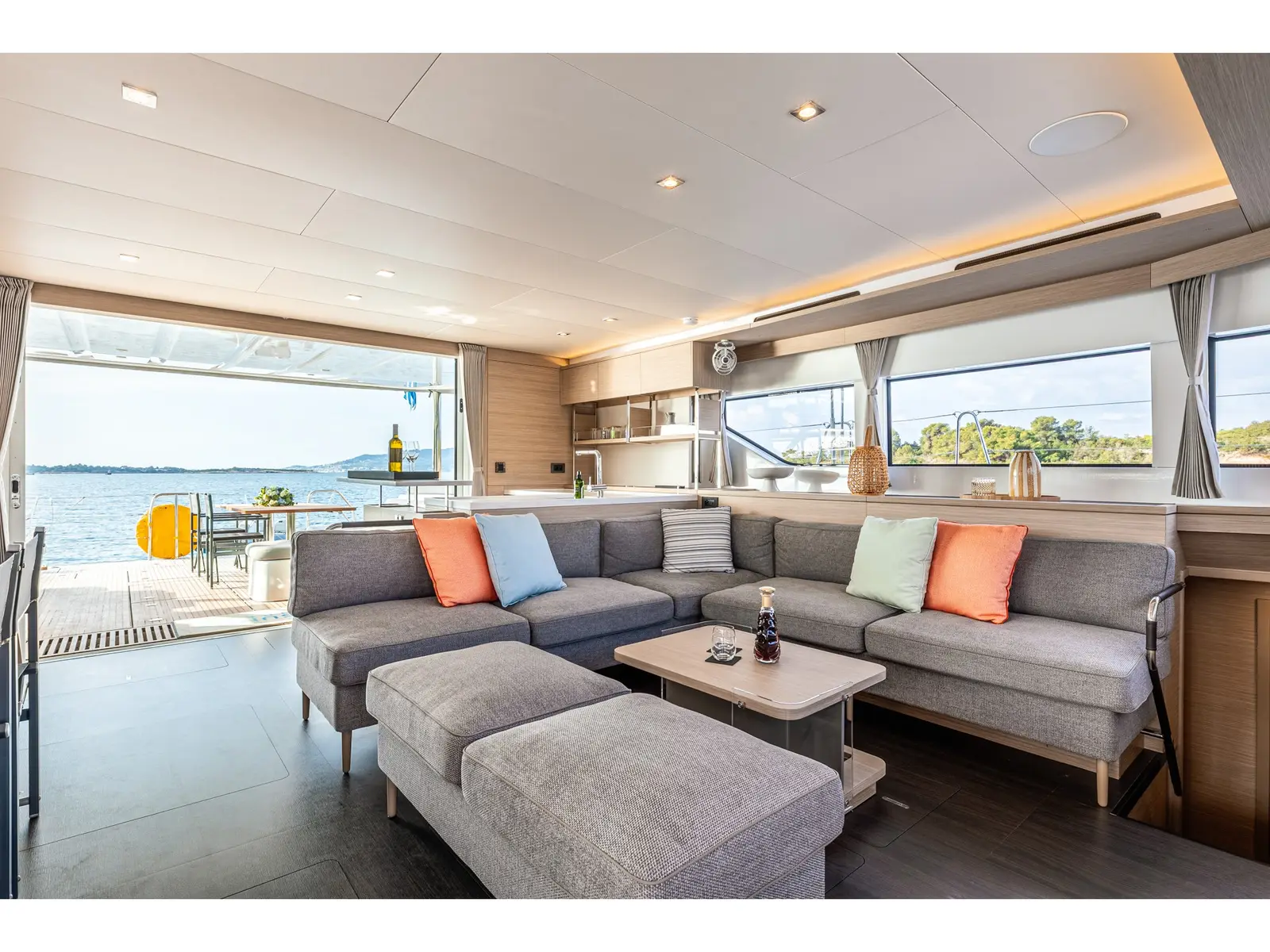 SUNNY DREAM (Fully Crewed), Interior image