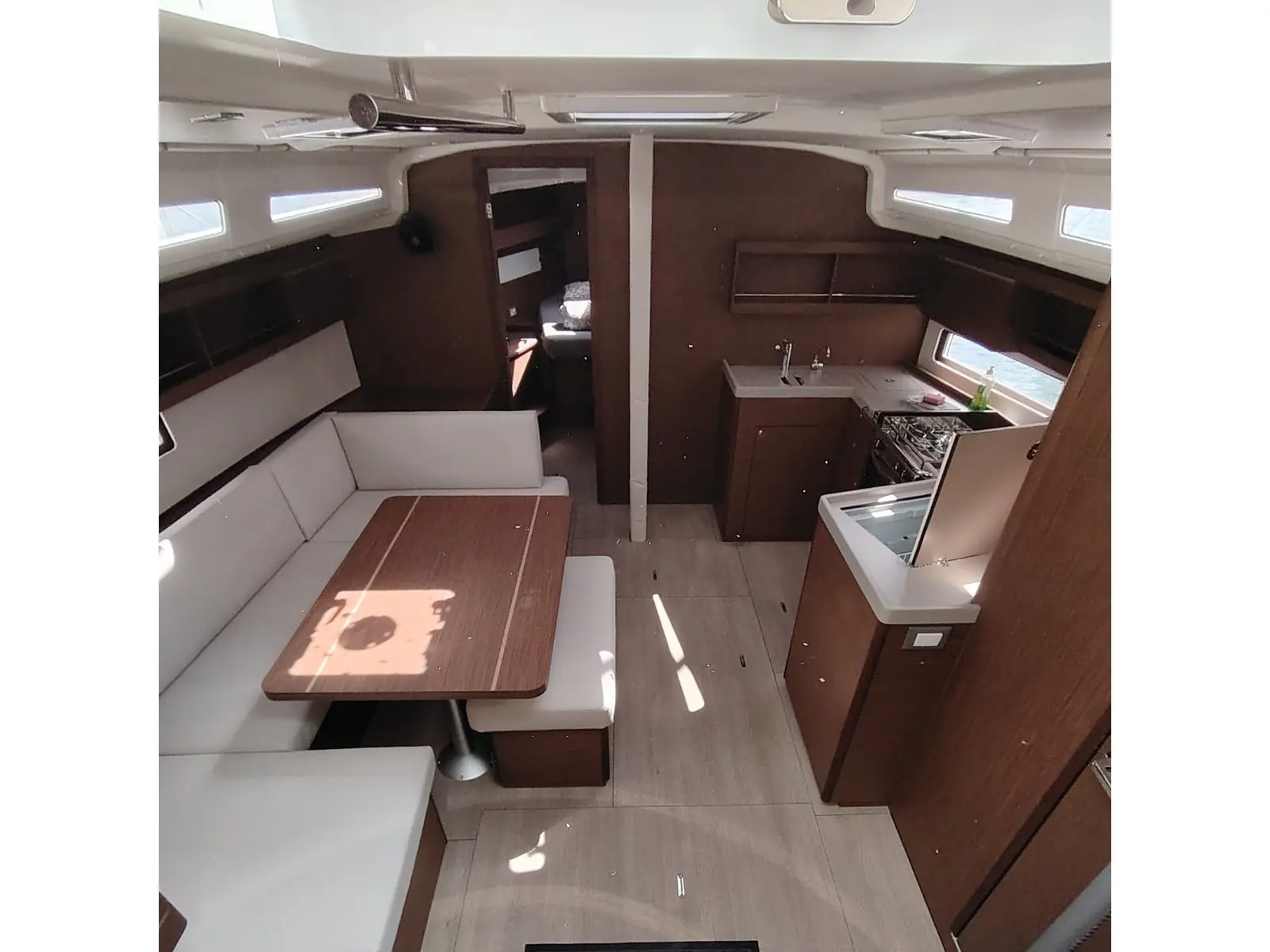 Hannah, Interior image