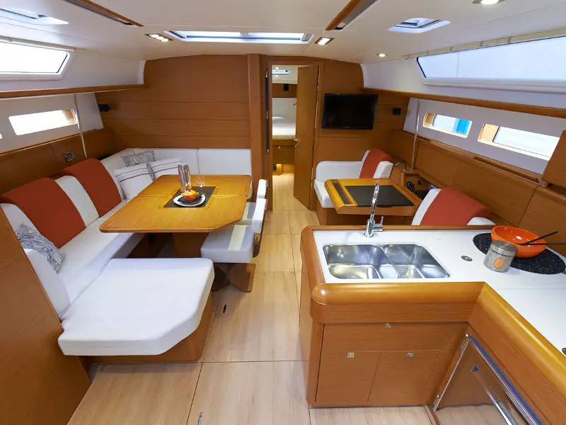 Alexandra, Interior image