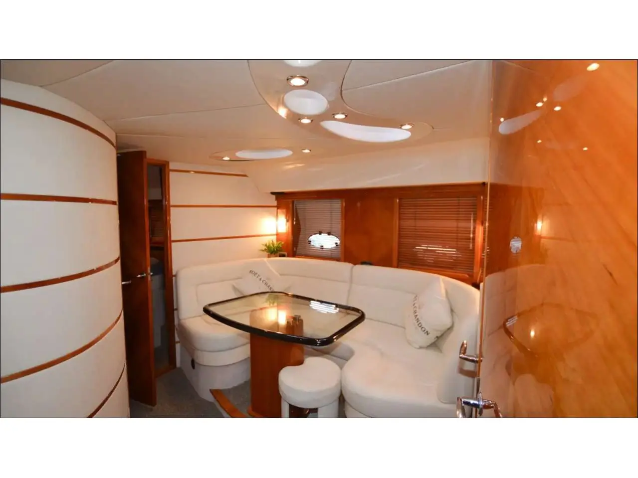 Premium, Interior image