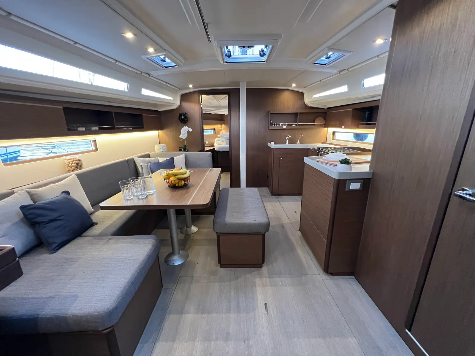Christine, Interior image