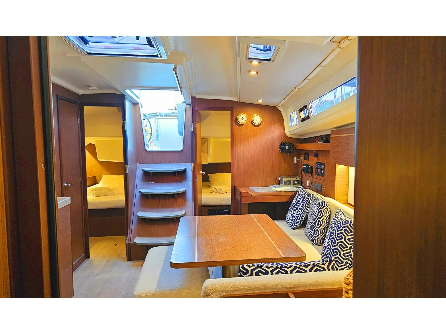 Gia, Interior image