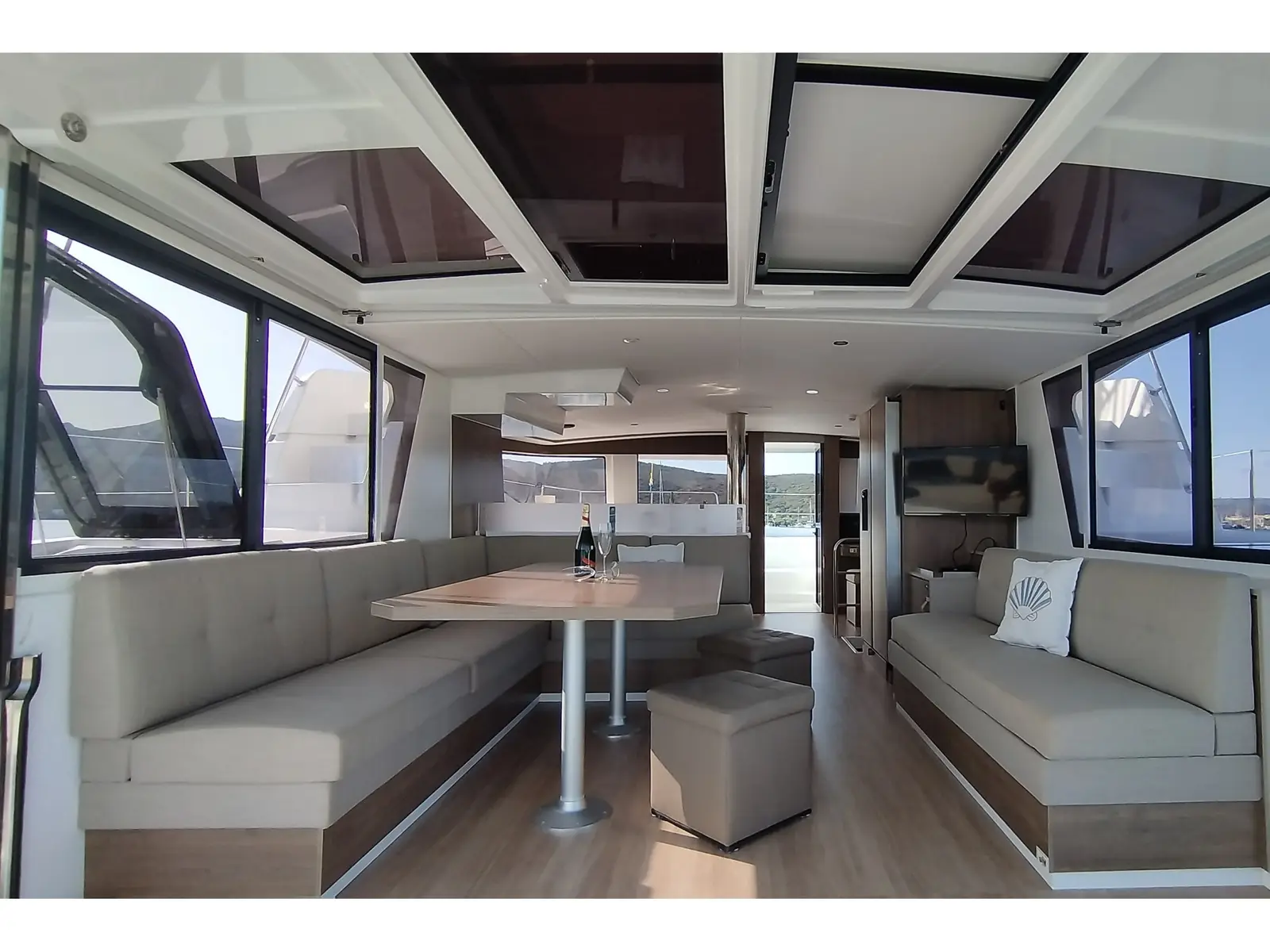 Grampus, Interior image