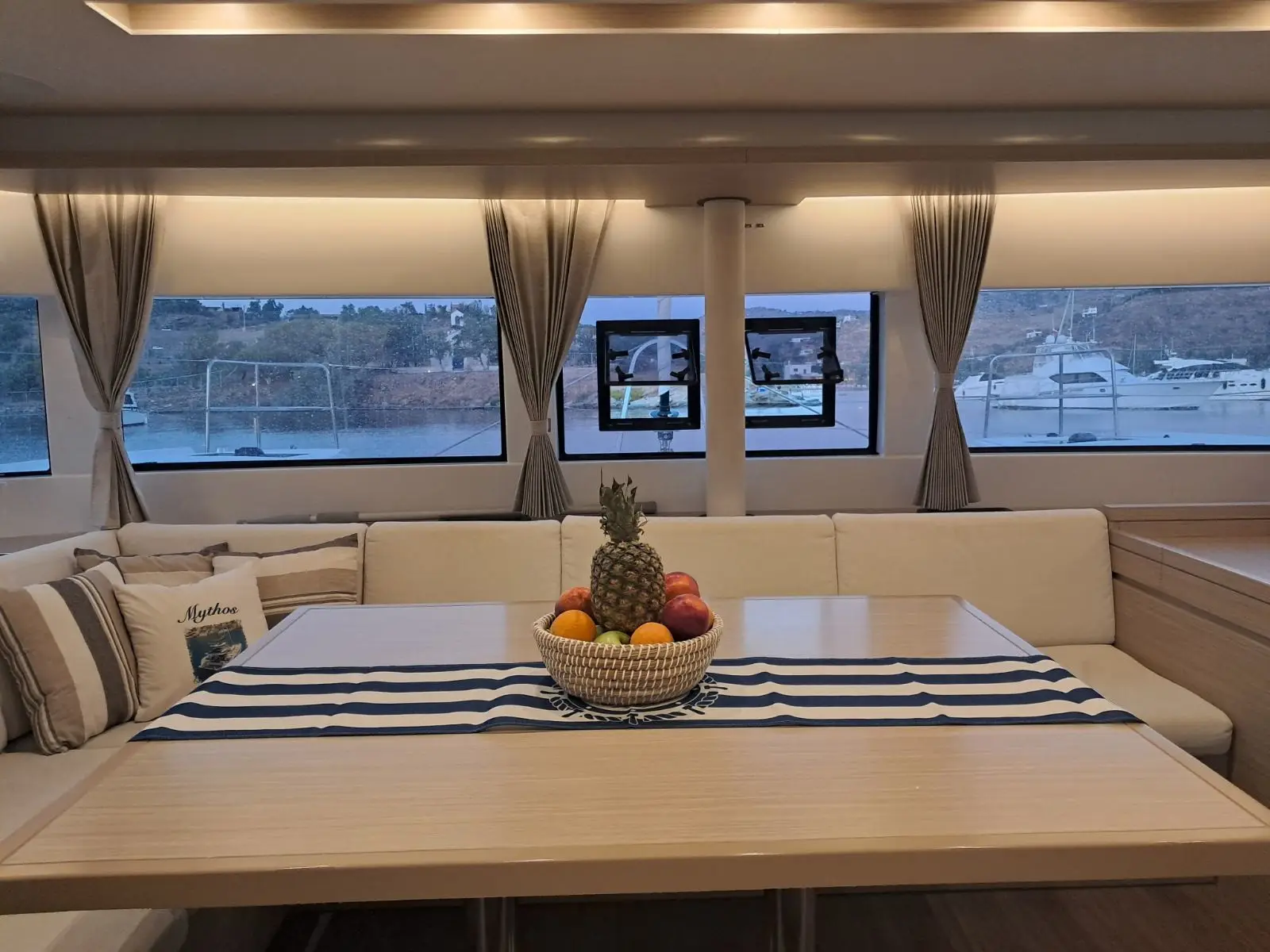 Mythos, Interior image