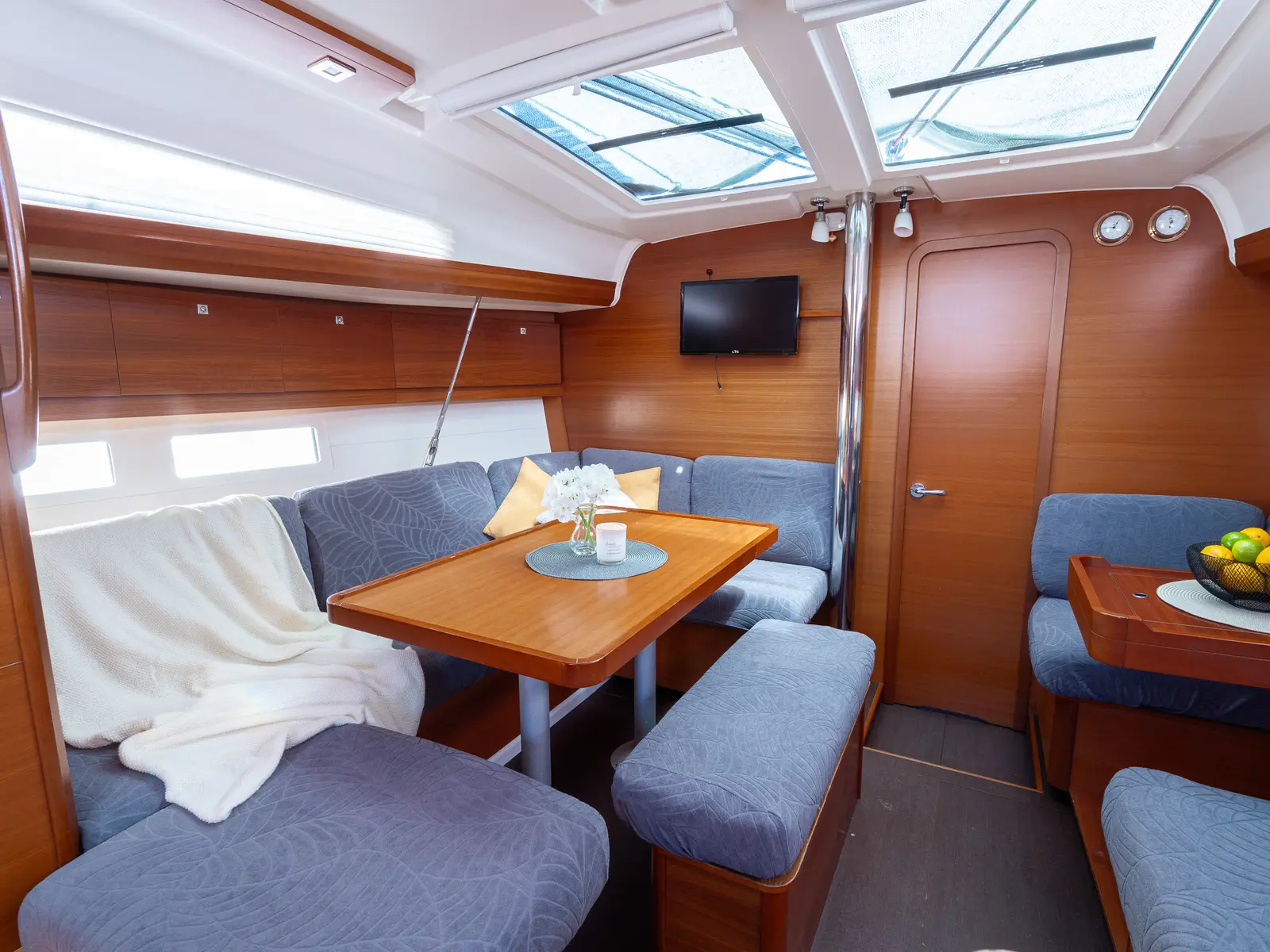Apus, Interior image