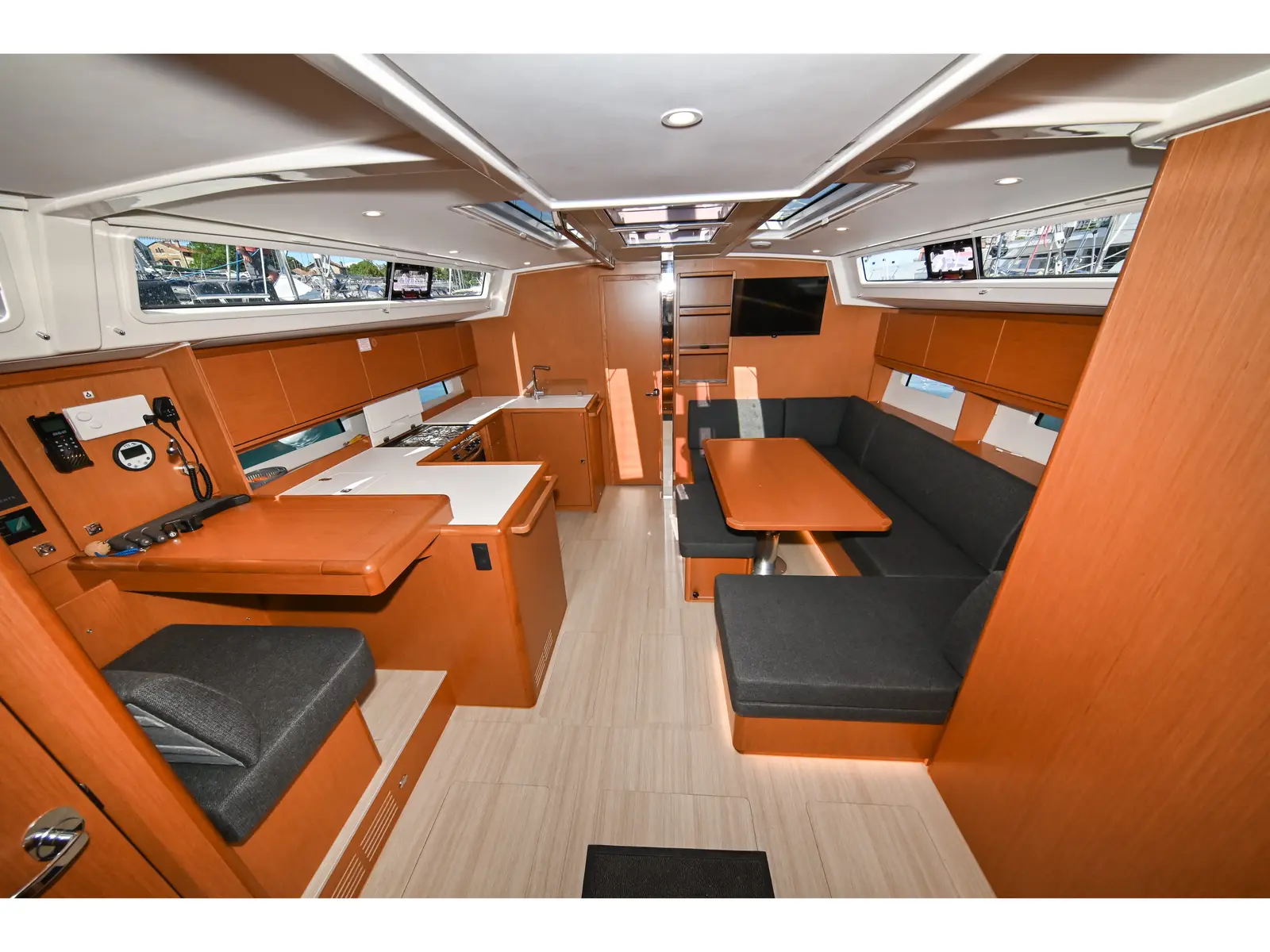 BOSUN, Interior image