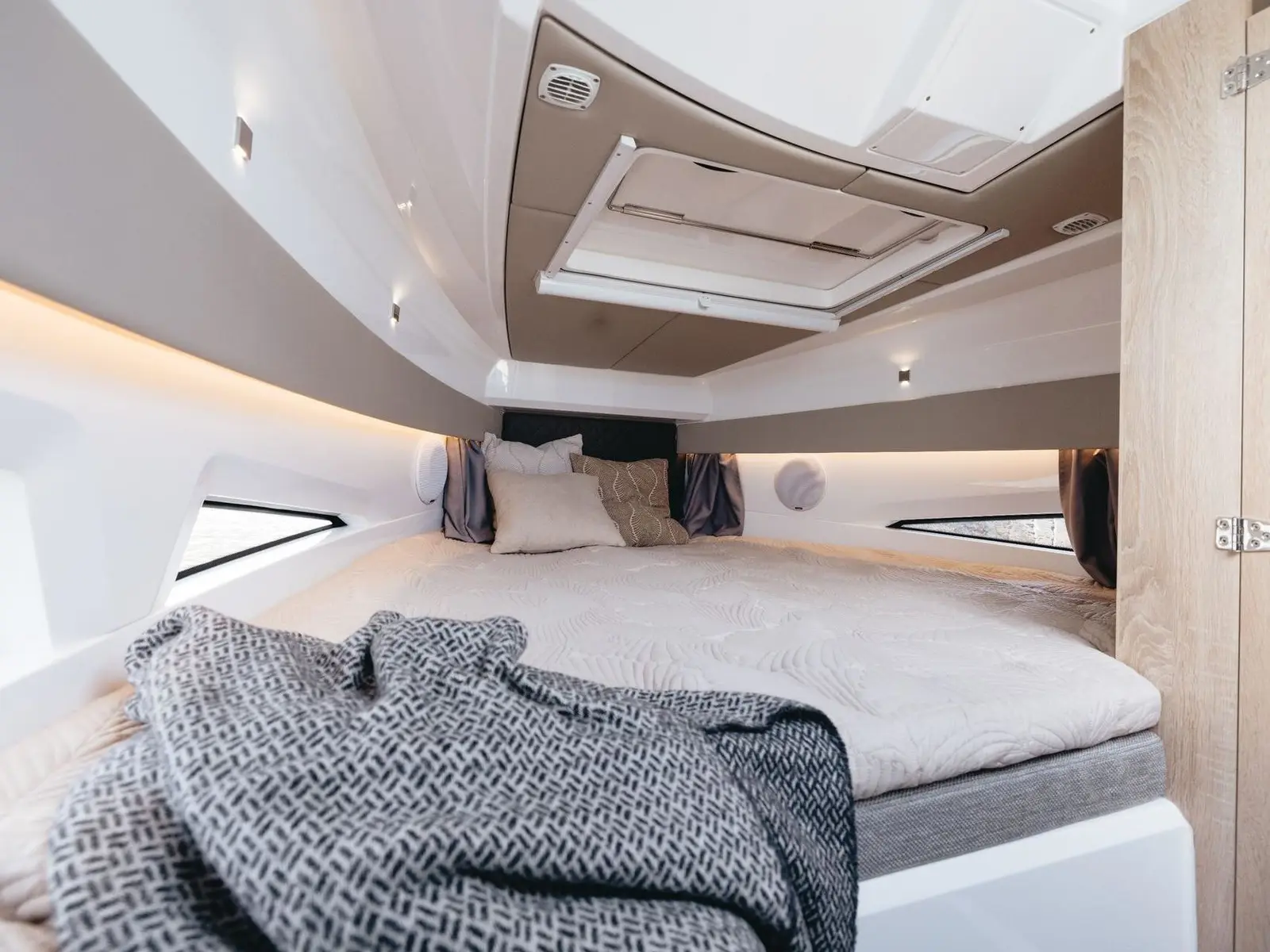 Odysseus, Interior image